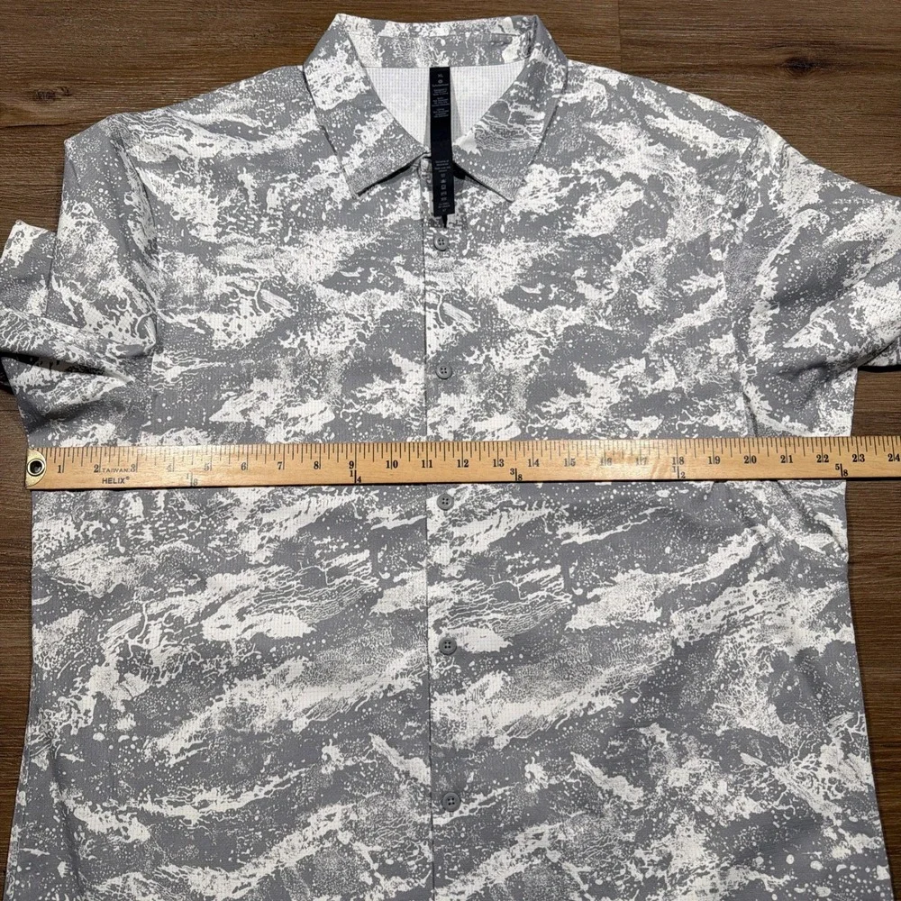 Lululemon Men's XL Airing Easy Button Short Sleeve Shirt Breakwater White Gray
